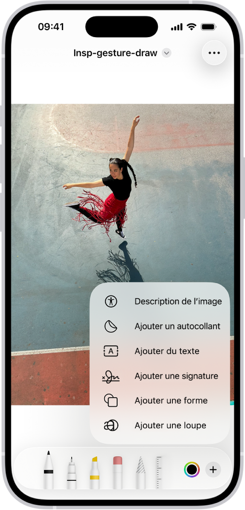 La barre d’outils d’annotation est ouverte au bas d’une note dans l’app Notes et le bouton Ajouter qui se trouve dans le coin inférieur droit de l’écran est sélectionné. Les options suivantes sont disponibles dans le menu Ajouter : Ajouter un autocollant, Ajouter du texte, Signature et Ajouter une figure.