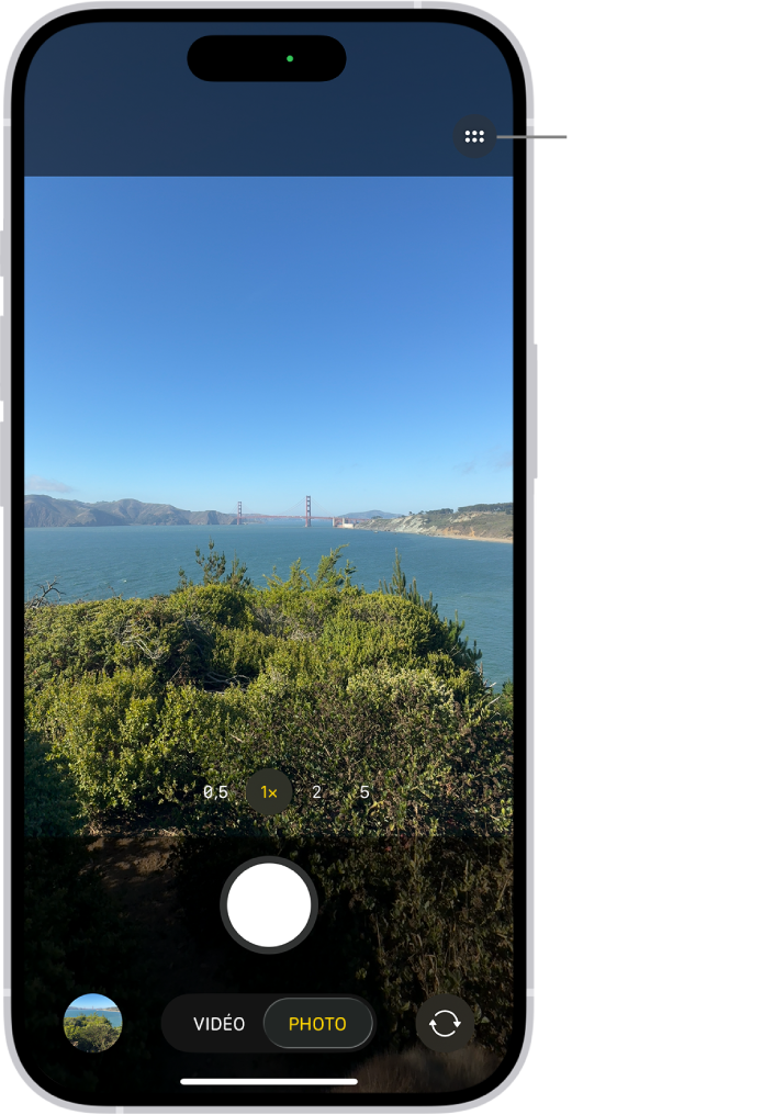 L’app Appareil photo est ouverte en mode Photo. Le bouton Commandes de la caméra se trouve dans le coin supérieur droit. Le bouton « Visualiseur de photos et vidéos » se trouve dans le coin inférieur gauche. Le bouton « Prendre une photo » est situé en bas au milieu, et le bouton « Sélecteur de caméra - face arrière » figure dans le coin inférieur droit.