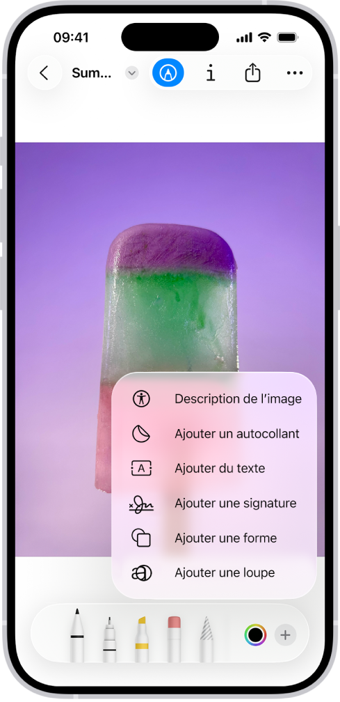 Une image ouverte dans l’app Aperçu. Un menu affiche des options pouvant être ajoutées, comme des autocollants et du texte. Les bouton Annoter, Infos, Partager et Plus s’affichent en haut de l’écran et des outils d’annotation s’affichent en bas de l’écran.