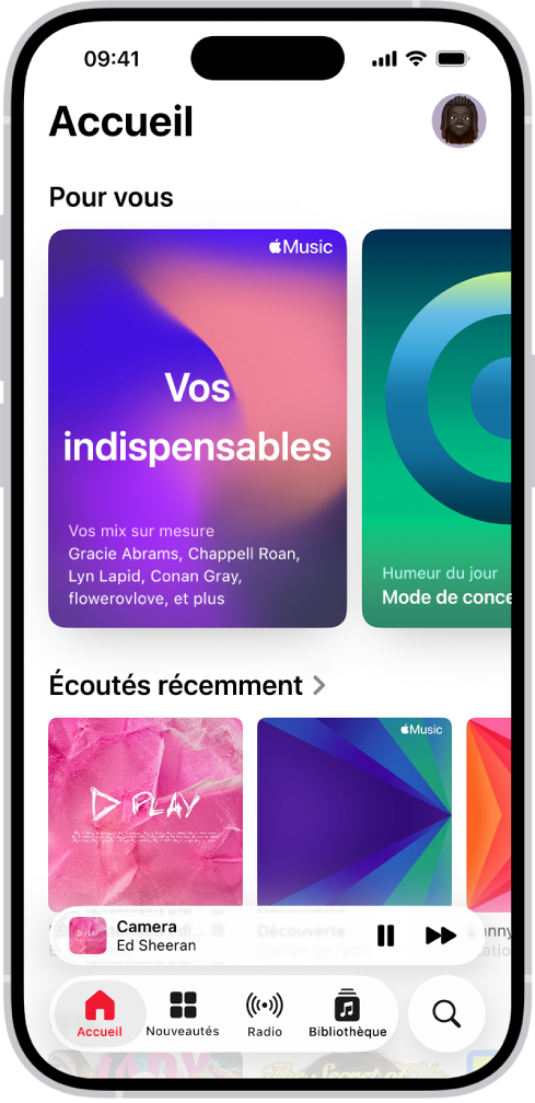 L’onglet Accueil de l’app Musique affichant la section « Coups de cœur » en haut. Vous pouvez balayer vers la gauche ou la droite pour afficher d’autres morceaux choisis rien que pour vous. La section Écoutés récemment apparaît en dessous.