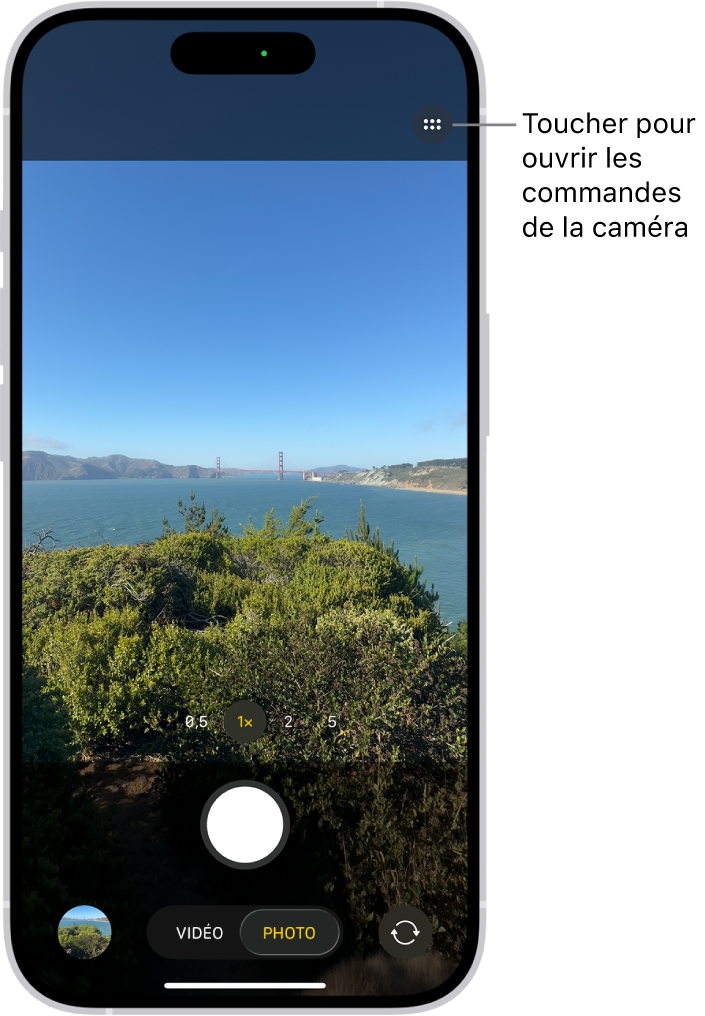 L’app Appareil photo est ouverte en mode Photo. Le bouton Commandes de la caméra se trouve dans le coin supérieur droit. Le bouton « Visualiseur de photos et vidéos » se trouve dans le coin inférieur gauche. Le bouton « Prendre une photo » est situé en bas au milieu, et le bouton « Sélecteur de caméra - face arrière » figure dans le coin inférieur droit.