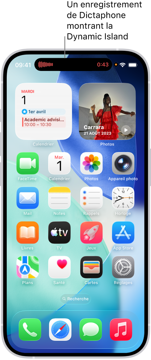 L’écran d’accueil de l’iPhone 14 Pro, avec un enregistrement Dictaphone en cours dans la Dynamic Island en haut de l’écran.