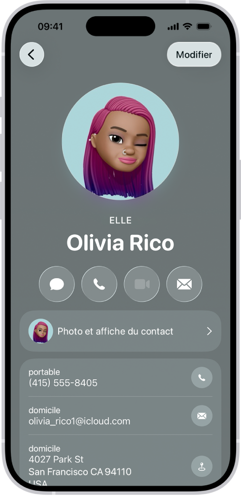 Un contact du nom d’Olivia Rico avec le pronom Elle sous la photo de contact. Sous son nom se trouvent les boutons pour lui envoyer un message, l’appeler, lui envoyer un e-mail et utiliser Apple Pay. En bas de l’écran sont affichés le numéro de téléphone mobile et l’adresse e-mail du contact.