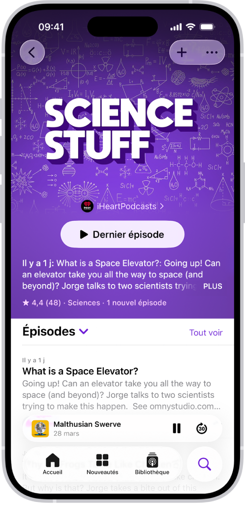 Page d’un podcast dans l’app Podcasts affichant une liste d’épisodes. En haut de l’écran se trouvent les boutons Retour, Suivre et Plus. Vers le bas de l’écran se trouve le mini-lecteur. En dessous se trouvent les onglets Accueil, Nouveautés, Bibliothèque et Rechercher.