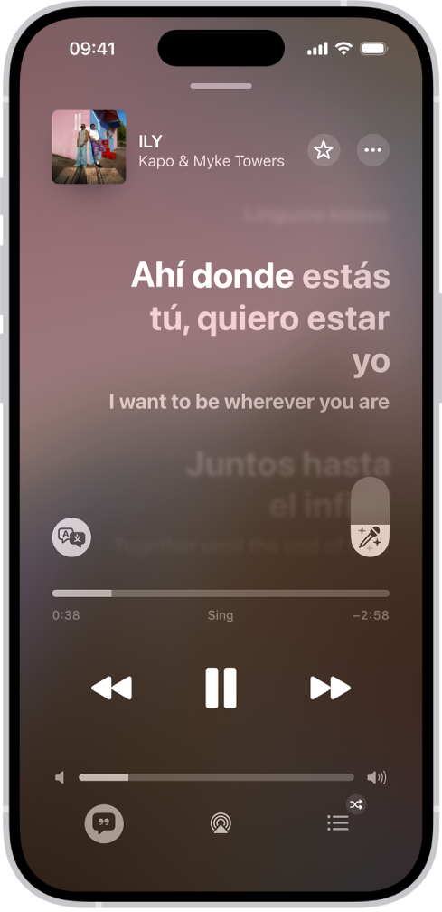 L’écran « À l’écoute » affichant le curseur « Apple Music Sing » à droite des paroles et le bouton « Traduction et Prononciation » à gauche. L’option Traduction est activée, afin que vous puissiez voir la traduction de l’espagnol vers l’anglais. Les paroles actuellement diffusées sont mises en surbrillance.