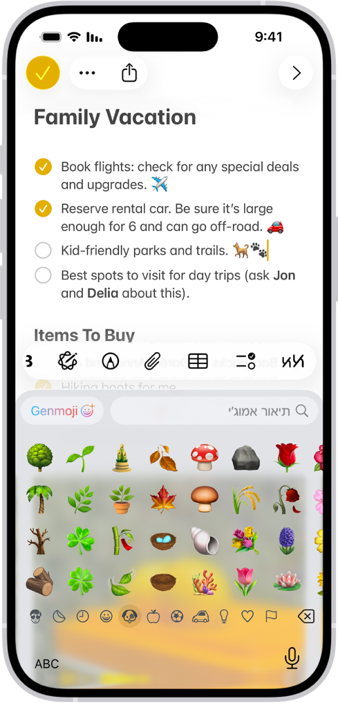 פתק פתוח ביישום ״פתקים״ בחצי העליון של המסך ומקלדת אמוג׳י פתוחה בחצי התחתון של המסך.