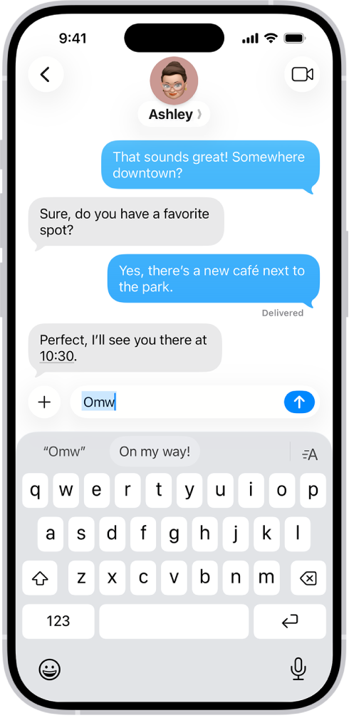टेक्स्ट शॉर्टकट “Omw” के साथ संदेश टाइप करने पर वाक्यांश “On my way!” का प्रतिस्थापन टेक्स्ट के रूप में सुझाव नीचे प्रदर्शित होगा।