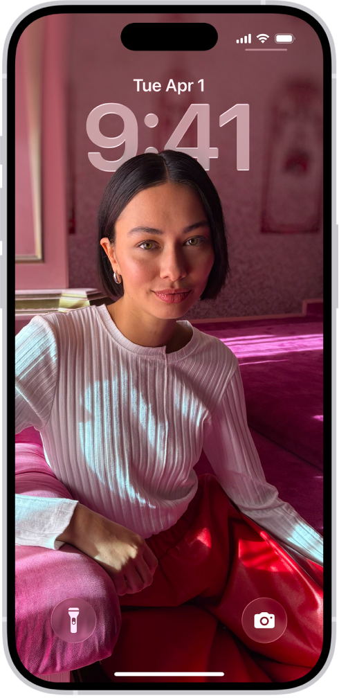 iPhone की लॉक स्क्रीन जिसमें एक व्यक्तिगत तस्वीर बैकग्राउंड इमेज के रूप में सेट की गई है।