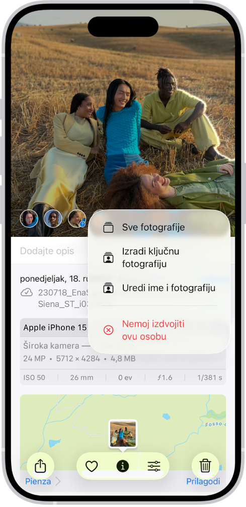Gornja polovica zaslona iPhonea prikazuje fotografiju otvorenu u aplikaciji Foto. U donjem lijevom kutu fotografije nalaze se lica osoba koje se prikazuju na fotografiji. Jedno od lica ima pored sebe upitnik. Izbornik opcija uključuje opcije, s vrha prema dnu, Sve fotografije, Napravi ključnom fotografijom, Uredi ime i fotografije i Nemoj izdvojiti ovu osobu.