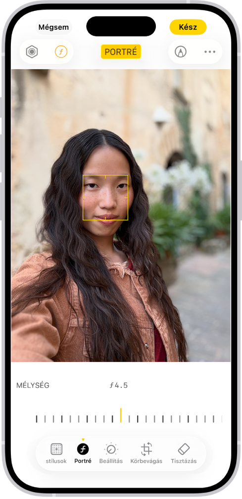 A Fotók app Szerkesztés képernyője, ahol középen egy portré látható. A fotó alatt található egy csúszka, amellyel módosíthatja a Mélységbeállítás beállítás. A csúszka alatt balról jobbra haladva a következő gombok jelennek meg: Stílus, Portré, Beállítás, Szűrők, Körbevágás és Tisztázás. A Portré gomb van kijelölve.