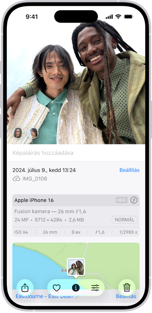 Egy fotó van megnyitva a Fotók appban. A képernyő alsó részén a fotóval kapcsolatos információk jelennek meg, többek között (fentről lefelé) a dátum és az idő, a fájlnév, az iPhone modellje és a kamera beállításai, illetve egy térkép, amelyen látható, hogy hol készült a fotó.