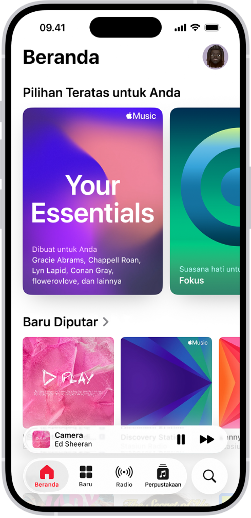 Tab Beranda di app Musik yang menampilkan Pilihan Teratas di bagian atas. Anda dapat menggesek ke kiri atau kanan untuk melihat musik lainnya yang dipilih hanya untuk Anda. Baru Diputar muncul di bawah.