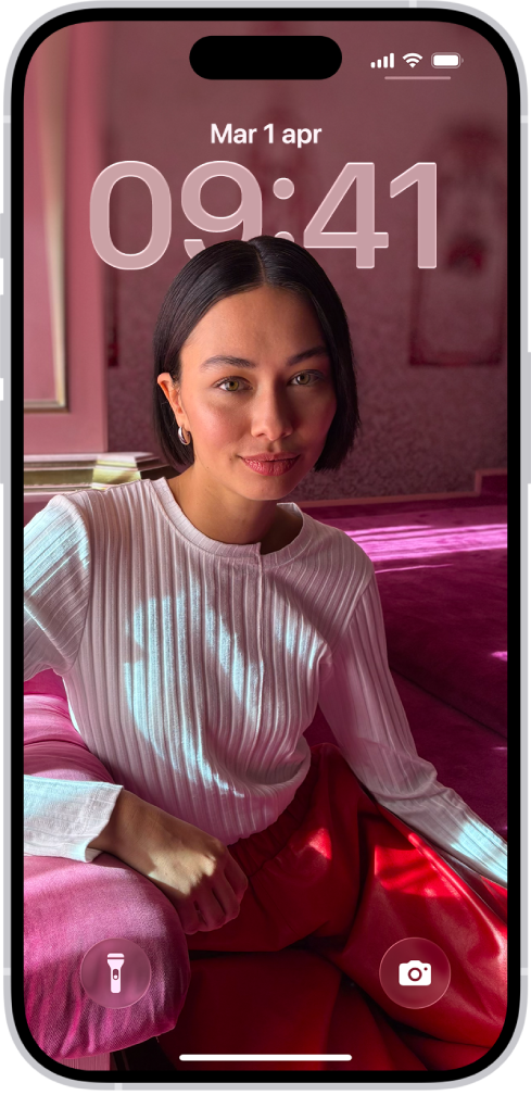 La schermata di blocco di iPhone con una foto personale impostata come immagine di sfondo.