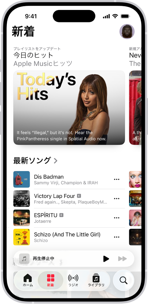 「新規」タブ。上部にアップデートされたプレイリストが表示されています。左にスワイプするとほかのおすすめの音楽やビデオが表示されます。下に「最新曲」セクションが表示されています。画面を上にスワイプすると、新しい音楽とおすすめの音楽を見つけることができます。