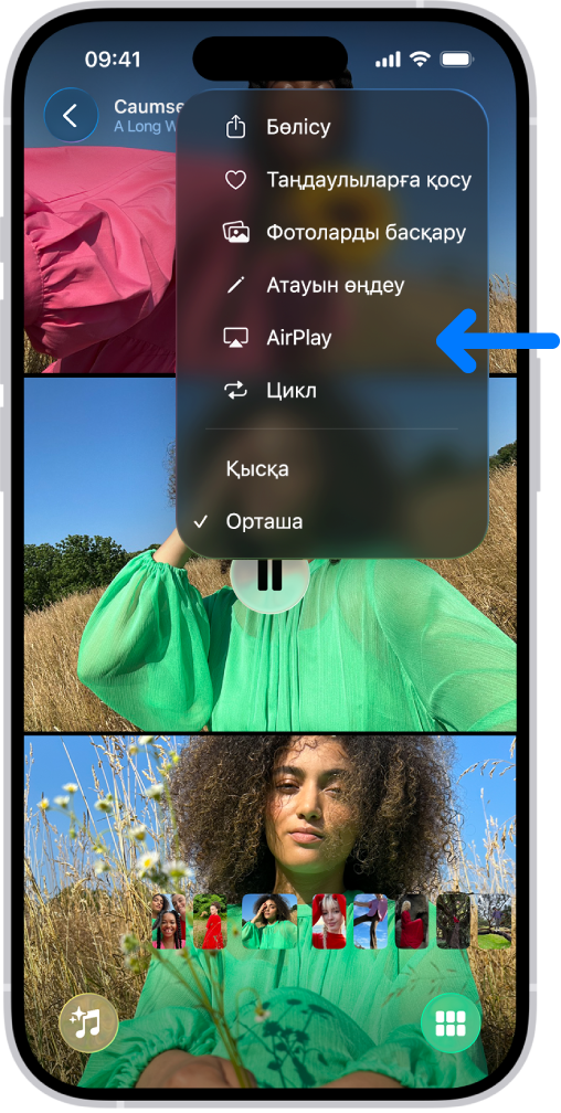 «Фотолар» қолданбасындағы слайдшоу iPhone құрылғысында ойнатылады. Экранның жоғарғы оң жағында AirPlay функциясын таңдау опциясы бар қалқымалы мәзір.