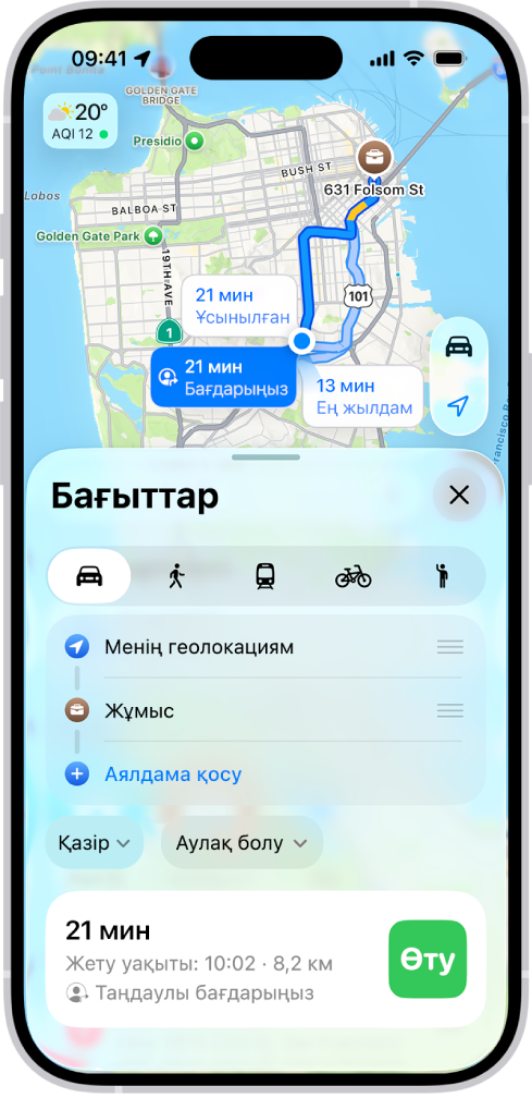 Бір межелі орынға бірнеше көлікпен бару бағдары опциясын картадан көрсетіп тұрған iPhone. Әр бағдарда болжамды уақыт пен қашықтық және бұрылыстарды көрсете отырып бағыттарды айтуды бастауға арналған «Бастау» түймесі бар. Әр бағдардағы түсті кодтар жол қозғалысының жағдайларын көрсетеді.