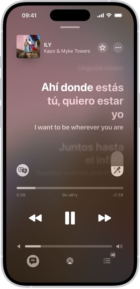 Ән мәтінің оң жағында Apple Music Sing жүгірткісін, ал сол жақта «Аударма және айтылуы» түймесін көрсетіп тұрған «Қазір ойнатылуда» экраны. Аударма қосулы, сондықтан испан тілінен ағылшын тіліне аударманы көре аласыз. Қазір ойнатылып жатқан мәтін бөлектелген.