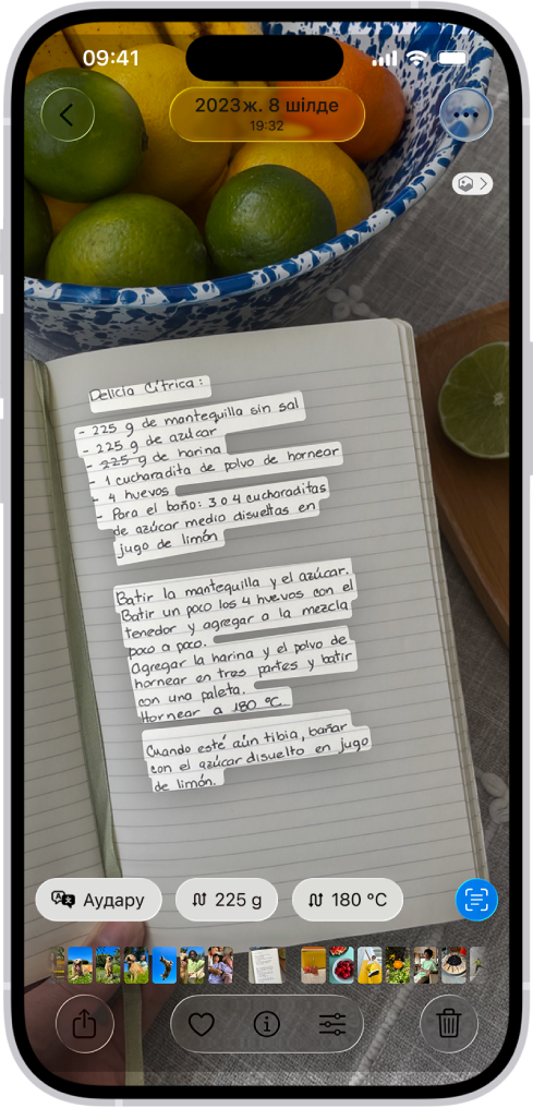 Испан тіліндегі рецепттің фотосы көрсетілген. Фотосурет ішінде мәтін бөлектеледі. Төменгі жағында солдан оңға қарай «Аудару», грамды түрлендіру, «Цельсийді түрлендіру» және «Мәтінді анықтау» түймелері орналасқан.