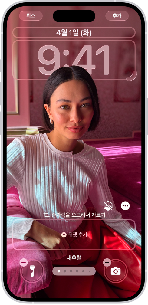 화면 하단에 위젯을 추가하고, 배경화면 및 시계 크기를 조절하고, 제어 항목을 바꿀 수 있는 옵션이 표시된 iPhone 잠금 화면.