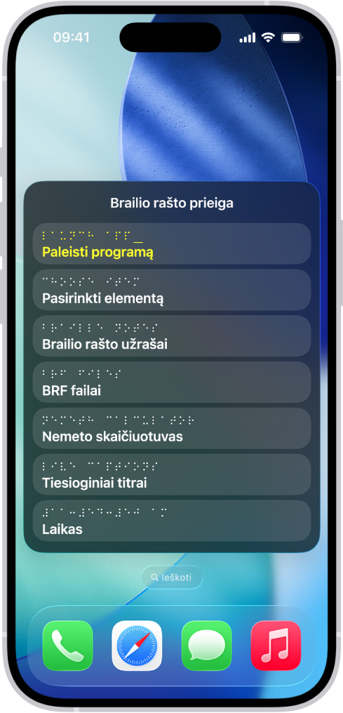 „iPhone“ telefone atidarytas meniu „Brailio rašto prieiga“, rodomos šios parinktys: „Paleisti programą“, „Pasirinkite elementą“, „Brailio rašto užrašai“, „BRF failai, „Skaičiuotuvas“, „Tiesioginiai titrai“ ir „Laikas“.