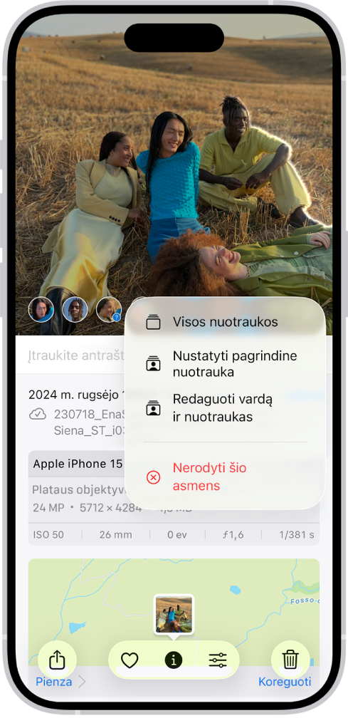 Viršutinėje „iPhone“ ekrano pusėje rodoma nuotrauka, atidaryta programoje „Nuotraukos“. Apatiniame kairiajame nuotraukos kampe pateikiami nuotraukoje esančių žmonių veidai. Šalia vieno iš veidų yra klaustukas. Parinkčių meniu iš viršaus į apačią pateikiamos parinktys: „Visos nuotraukos“, „Nustatyti kaip pagrindinę nuotrauką“, „Redaguoti vardą ir nuotraukas“ ir „Nerodyti šio asmens“.
