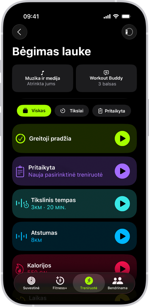 „Fitness“ ekrane „Treniruotė“ rodoma treniruotė „Bėgimas lauke“. Skiltyje „Bėgimas lauke“ pateiktos parinktys, skirtos pasirinkti mediją ir nustatyti „Workout Buddy“. Centre iš viršaus į apačią pateiktos parinktys, skirtos pradėti treniruotę, pasirinktinę treniruotę, tempo treniruotę ir treniruotę su atstumo ir kalorijų tikslais.