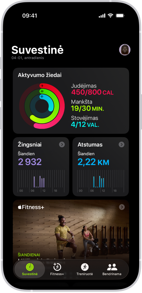 Programoje „Fitness“ rodomas ekranas „Suvestinė“, kuriame matomos sritys „Aktyvumo žiedai“, „Žingsnių skaičius“, „Nueitas atstumas“ ir „Apple Fitness+“.