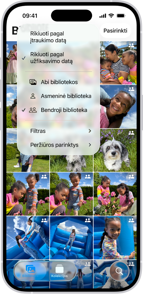 „iCloud“ bendrinama nuotraukų biblioteka programoje „Nuotraukos“. Apatiniame kairiajame kampe esantis mygtukas „Bendroji biblioteka“ yra pažymėtas ir bibliotekos parinkčių sąraše pasirinkta „Bendroji biblioteka“. Visų bibliotekoje rodomų nuotraukų viršutiniame dešiniajame kampe yra bendrosios bibliotekos ženklelis.