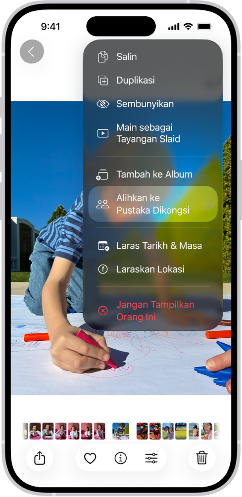 Foto dibuka dalam app Foto. Di bahagian atas kanan skrin ialah pilihan untuk mengalihkan foto ke Pustaka Dikongsi.