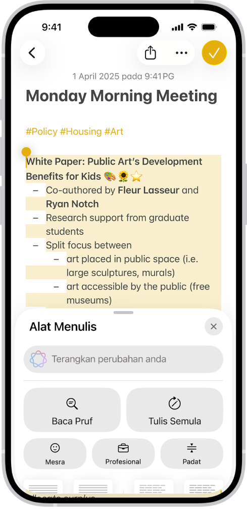 iPhone menunjukkan teks diserlahkan di bahagian atas skrin dan anak tetingkap Alat Menulis di bahagian bawah. Tingkap Alat Menulis menunjukkan medan di bahagian atas di tempat anda menerangkan perubahan yang anda mahu. Pilihan Alat Menulis kelihatan di bawah.