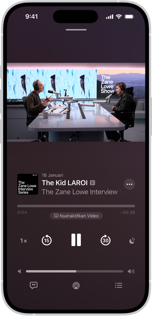 Skrin Kini Dimainkan dalam app Podcast, menunjukkan video. Di bawah video ialah karya seni podcast, tajuk episod, kawalan main balik dan gelangsar kelantangan. Di bahagian bawah tab ialah butang Lihat Transkrip, ikon AirPlay dan butang Main Seterusnya.