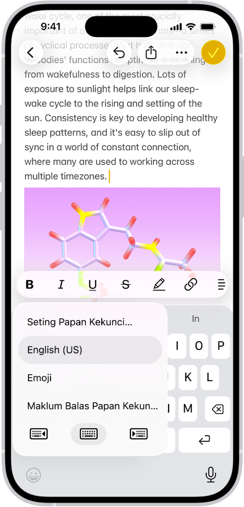 Menu Seting papan Kekunci terbuka dan menunjukkan tiga pilihan: Bahasa Inggeris (AS), Emoji dan Maklum Balas Papan Kekunci. Di bahagian bawah menu, dari kiri ke kanan, ialah butang untuk tataletak tangan kiri, tataletak lalai dan tataletak tangan kanan. Butang tataletak lalai dipilih.
