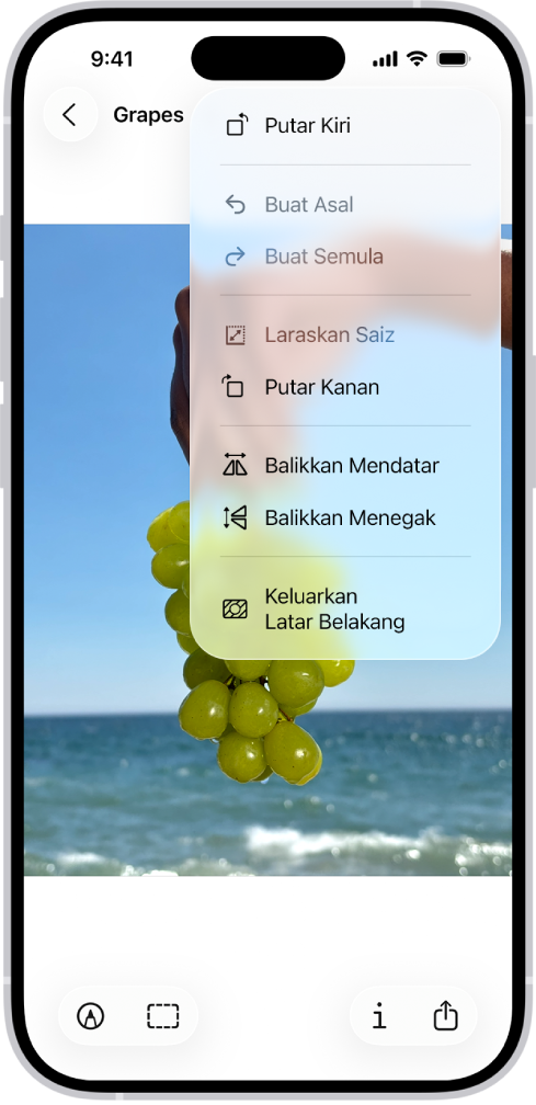 Skrin menunjukkan imej dengan anggur di latar belakang. Menu menunjukkan pilih Keluarkan Latar Belakang. Di bahagian bawah skrin ialah butang Penanda, Pangkas, Info dan Kongsi.