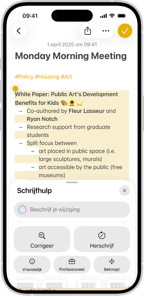Een iPhone met gemarkeerde tekst boven in het scherm en Schrijfhulp onder in het scherm. Het Schrijfhulp-paneel met bovenin een veld waarin je beschrijft wat je wilt wijzigen. Eronder staan de opties van Schrijfhulp.