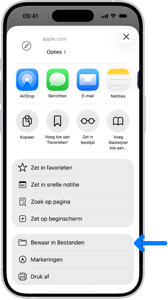 In Safari is op de deelknop op een pdf getikt, waarna onder in het scherm een lijst met opties is verschenen, met onder andere 'Bewaar in Bestanden'.