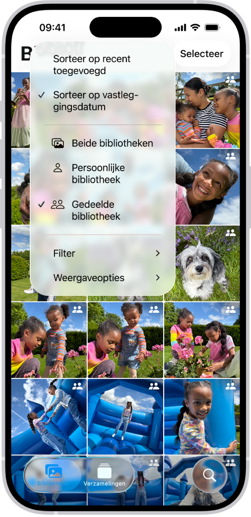 Een gedeelde iCloud-fotobibliotheek in de Foto's-app. De knop 'Gedeelde bibliotheek' linksonderin is geselecteerd en 'Gedeelde bibliotheek' is geselecteerd in een lijst met bibliotheekopties. Bij alle foto's die in de bibliotheek worden weergegeven, staat in de rechterbovenhoek de badge voor 'Gedeelde bibliotheek'.