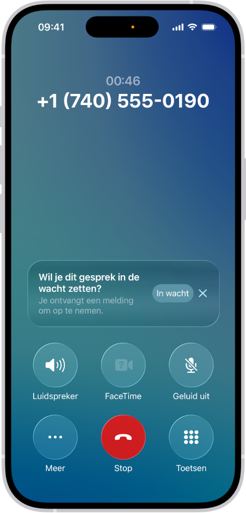 Het iPhone-scherm met een gesprek dat aan de gang is in de Telefoon-app. In het midden van het scherm staat een melding met de vraag of het gesprek in de wacht moet worden gezet en je een melding wilt krijgen als je de telefoon kunt opnemen. In de melding staan de knop 'In wacht' en een sluitknop.