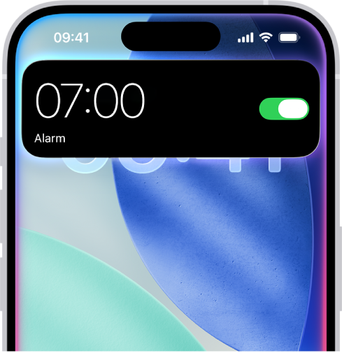 En iPhone-skjerm viser et svar fra Siri øverst på skjermen i form av en alarm som slås på.
