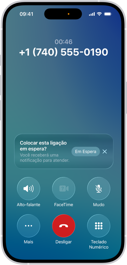 O app Telefone mostra uma ligação em andamento na tela do iPhone. No centro da tela há uma notificação perguntando se deseja colocar a ligação em espera e receber uma notificação na hora de atendê-la. Dentro desta notificação há um botão Em Espera e um botão Fechar.