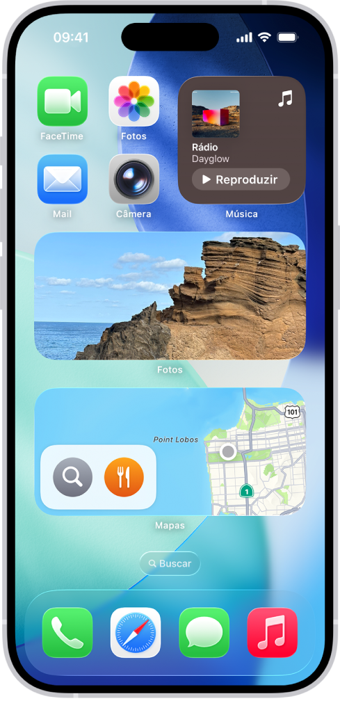 Os widgets dos apps Fotos, Mapas e Música na Tela de Início do iPhone. O widget do app Música exibe recursos interativos.