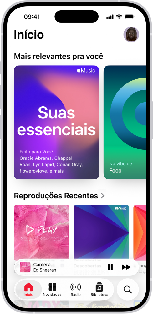 Aba Início no app Música, mostrando Mais Relevantes na parte superior. Você pode passar o dedo à esquerda ou à direita para ver mais músicas selecionadas apenas para você. Reproduções Recentes aparece abaixo.