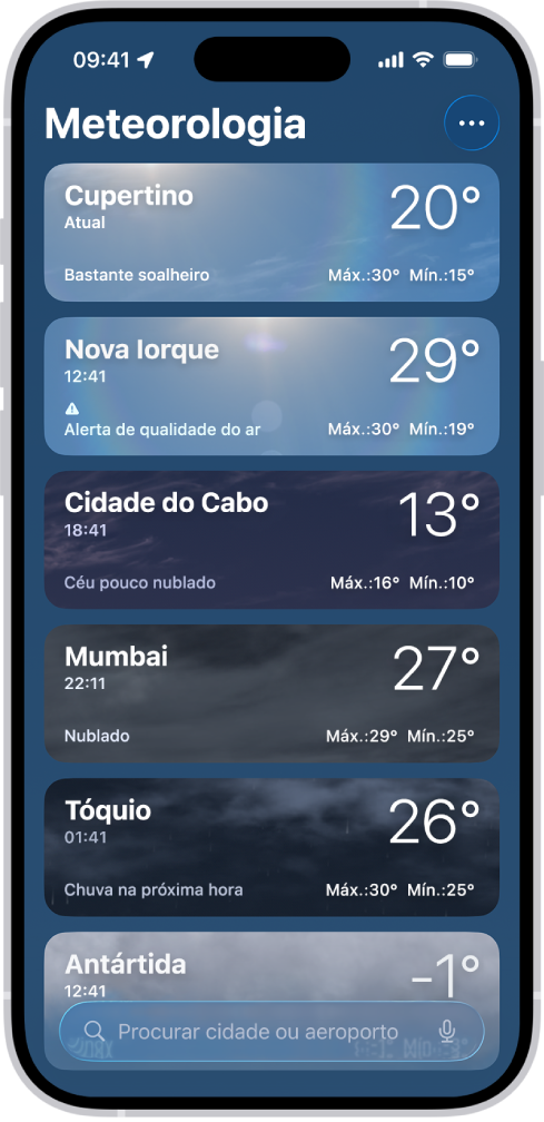 A aplicação Meteorologia a mostrar uma lista de cidades com a hora atual, temperatura, previsão, e temperaturas máxima e mínima. Na parte inferior do ecrã está o campo de pesquisa e, no canto superior direito, está o botão Mais.