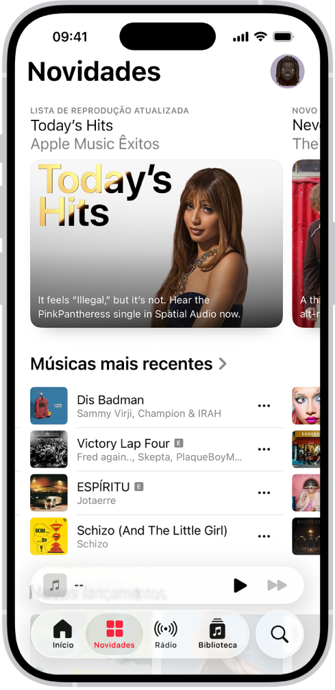 O separador "Novo” com uma lista de reprodução atualizada na parte superior. Passe o dedo para a esquerda para ver as músicas e vídeos em destaque. A secção Músicas mais recentes surge em baixo. Passe o dedo para cima no ecrã para explorar a música nova e recomendada.