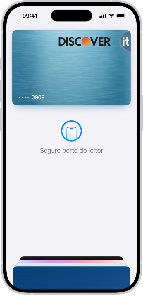Um cartão de crédito na aplicação Carteira. Sob o cartão está “Segure perto do leitor”.