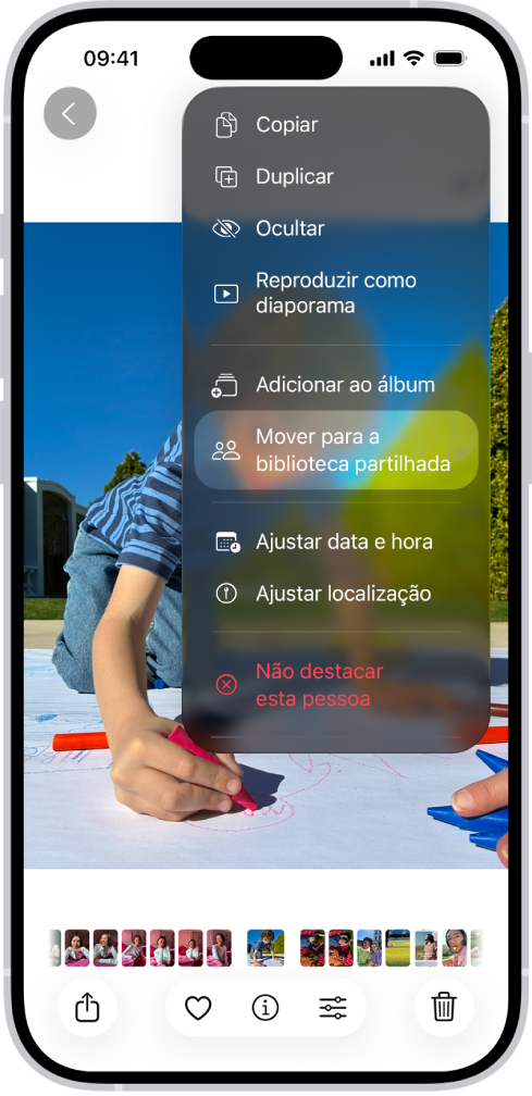 Uma fotografia está aberta na aplicação Fotografias. Na parte superior direita do ecrã está uma opção para mover a fotografia para a biblioteca partilhada.
