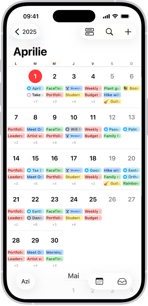 Un calendar în vizualizarea Lună afișând evenimente și mementouri.