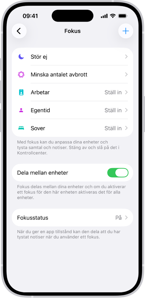 En skärm med fem tillhandahållna fokusalternativ – Stör ej, Inga meddelanden under samtal, Sover, Egentid och Arbete. Alternativet Dela mellan enheter är på, vilket tillåter att samma fokusinställningar kan använda på alla dina Apple-enheter.