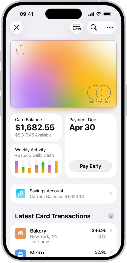 Apple Card ในกระเป๋าสตางค์ที่แสดงปุ่มอื่นๆ ที่ด้านขวาบนสุด ที่ด้านล่างภาพบัตรคือยอดบัตร รายการรายสัปดาห์ และปุ่มการชำระเงิน ยอดปัจจุบันของบัญชี Savings และธุรกรรมล่าสุดของบัตรอยู่ที่ด้านล่างสุด
