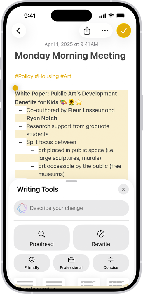 iPhone 的螢幕最上方顯示已重點標示的文字,底部是「書寫工具」面板。「書寫工具」面板的最上方顯示一個欄位,你可以在該處描述你想要的變更。下面顯示「書寫工具」選項。