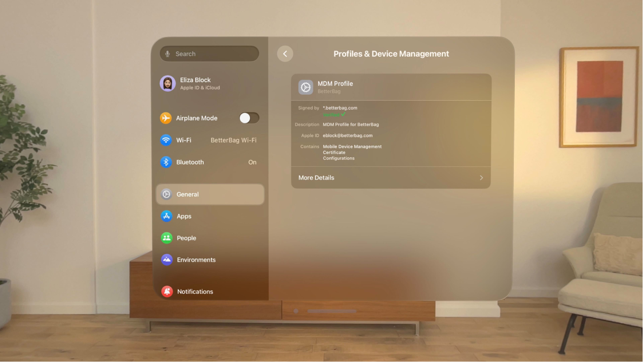 Het scherm 'Profiles & Device Management' op een Apple Vision Pro met daarin een ondertekend profiel.